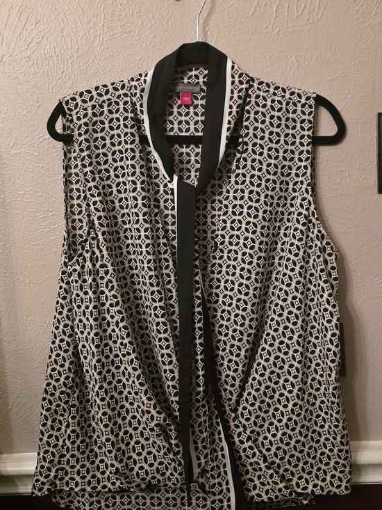 Vince Camuto Tops - Vince Camuto Black & White Geometric Tie-Neck Sleeveless Top